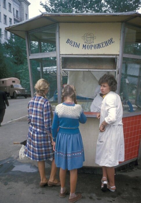 Продажа газированной воды и мороженого. СССР, Москва, 1959 год. 