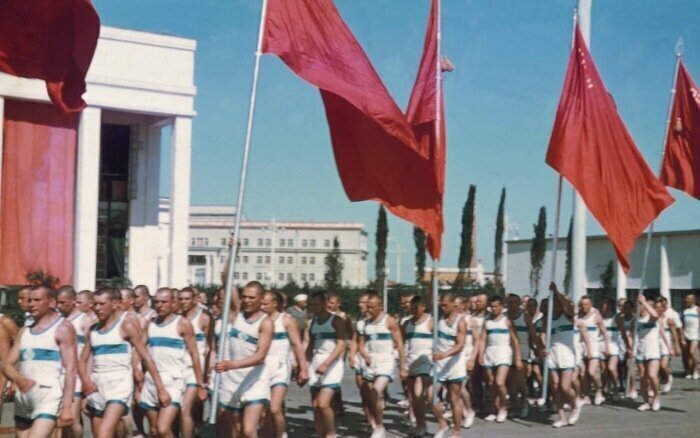 Спортсмены, марширующее на параде. СССР, Москва, 1959 год.