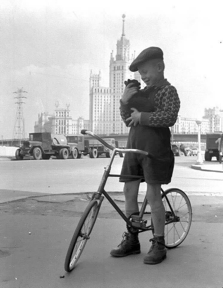Велосипед "Ветерок", мальчик и котёнок. Wolfgang G.Schröter. Москва. Второй Раушский переулок. 1958