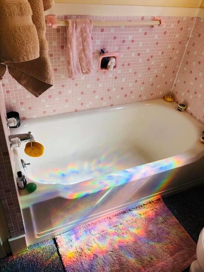 "Блики солнца создают в моей ванной радугу"