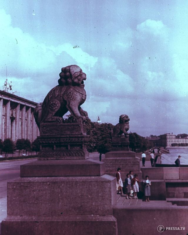 Скульптурные китайские львы на берегу реки, 1968