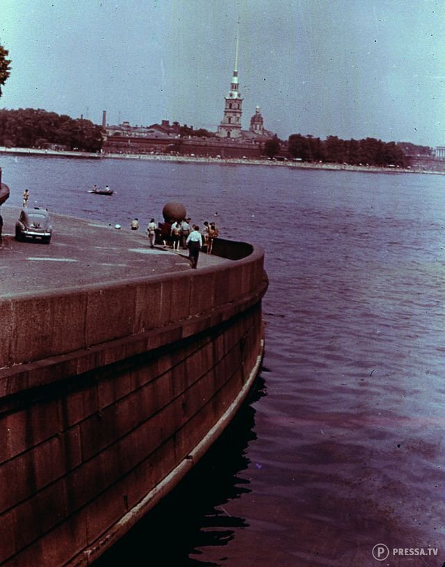 Вид на Неву — Адмиралтейство и Исакиевский собор, 1968
