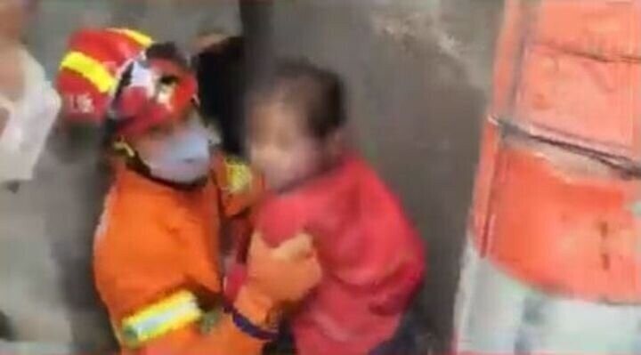Прятки пошли не по плану: 3 ребенка застряли между стенами