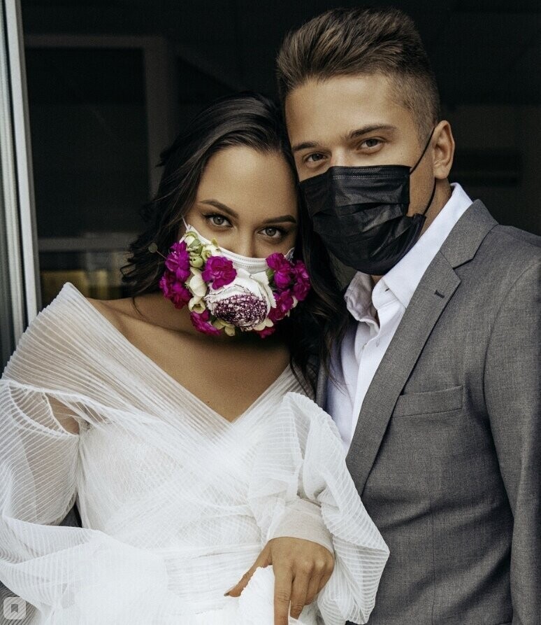 И мода отреагировала моментально - свадебные маски, украшенные кружевами. цветами и стразами тут же стали популярны