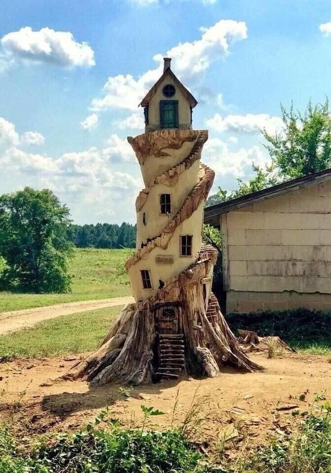 Башня с домиком, вырезанная из старого дерева бензопилой