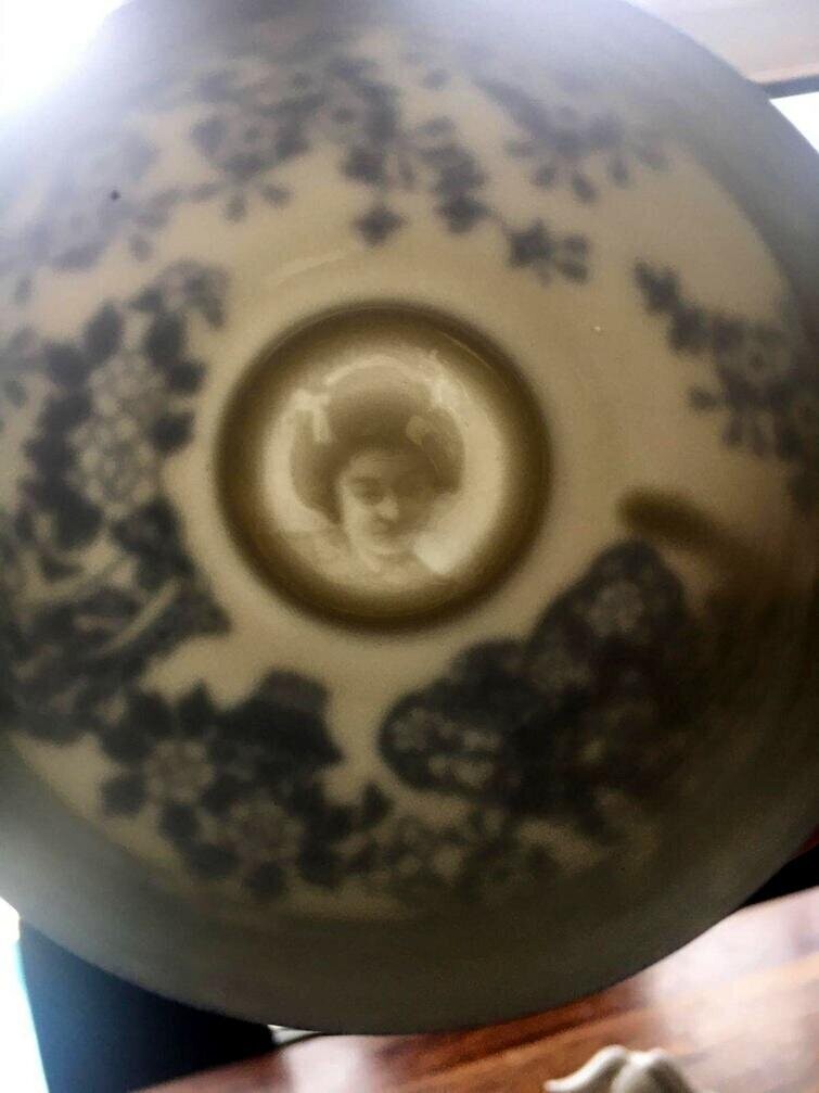 "Эту чашку моя мама купила в Японии 50 лет назад. Изображение женщины на дне можно увидеть, только глядя через чашку на свет"