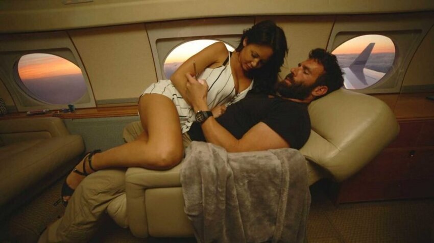 А теперь давайте на чистоту. У вас был секс со стюардессой в самолёте?