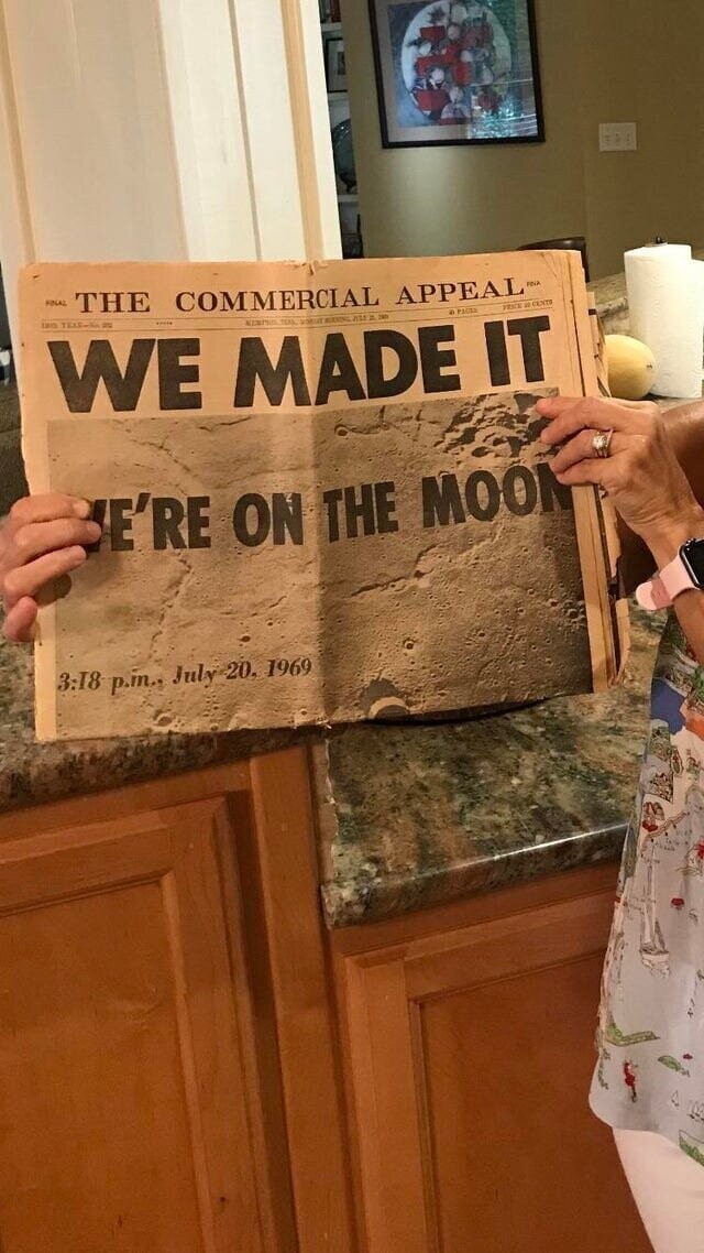 14. «Моя бабушка сохранила газету о том, как Америка высадилась на Луне. Нашли сегодня»