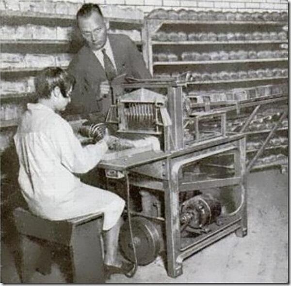 В 1927 году Отто Рохведдер изобрел механизм автоматической нарезки хлеба.