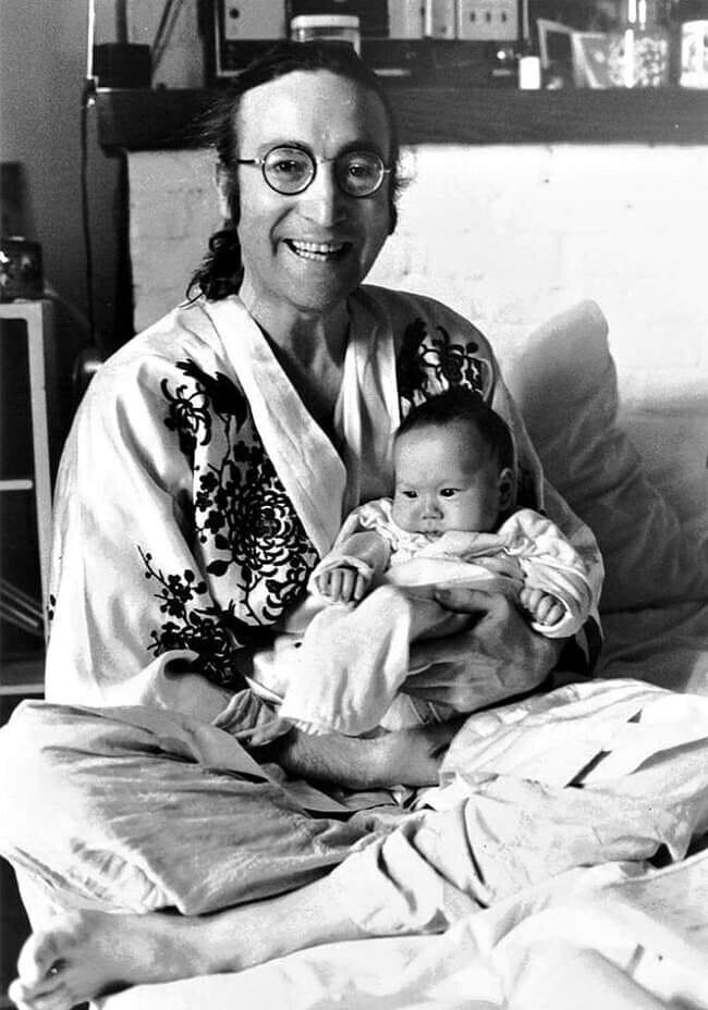 Счастливый отец Джон Леннон с сыном Шоном, 1975г.