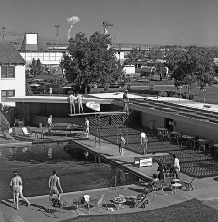 Пловцы наблюдают за испытанием ядерного оружия в 120 километрах от отеля, Лас-Вегас, 1953 год