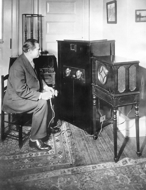 Доктор Александерссон перед своим аппаратом с трехдюймовым экраном, который способен передавать как звук, так и изображения, Нью-Йорк, 14 января 1928 год.