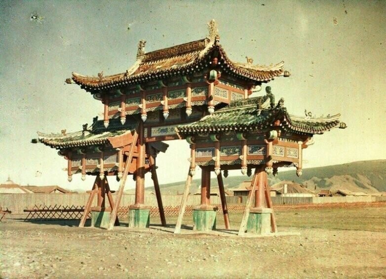 Триумфальные ворота Желтого дворца в Урге. Фотограф Стафан Пассе. 1913. Автохром.