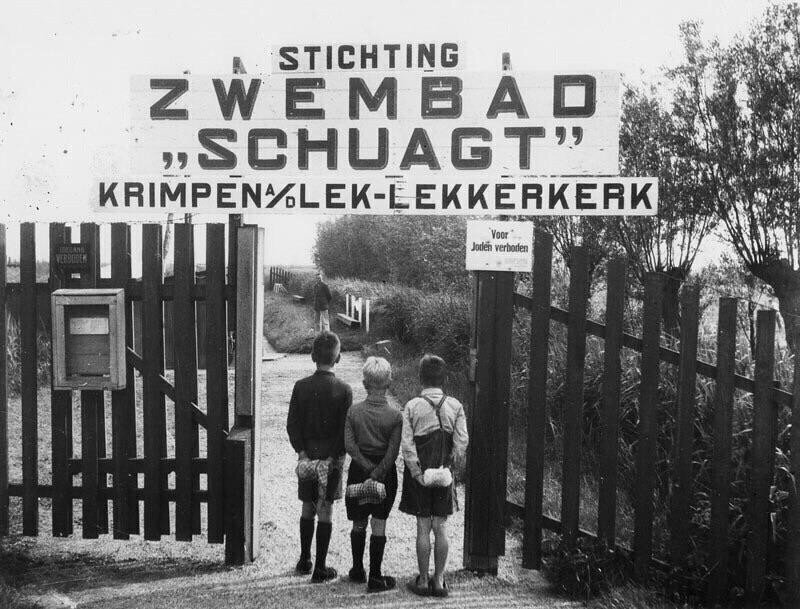 Вход в плавательный бассейн в Кримпене-ан-де-Лек с надписью «Евреи не допускаются». Нидерланды, 1941