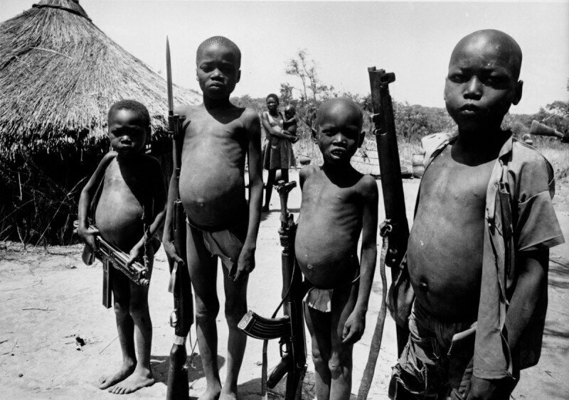 Вооруженные дети во время восстания в Южном Судане 8 марта 1971 года