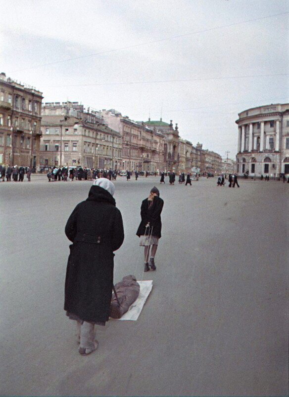 Женщины тащат тело погибшего родственника. Невский проспект, Ленинград. 1942г.