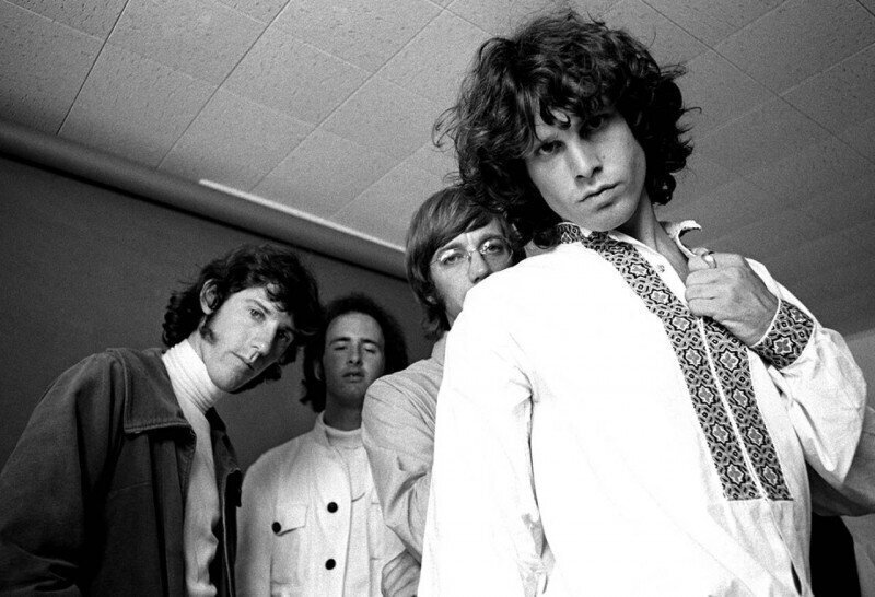 Джим Моррисон в вышиванке и музыканты группы The Doors, 1966 год, США