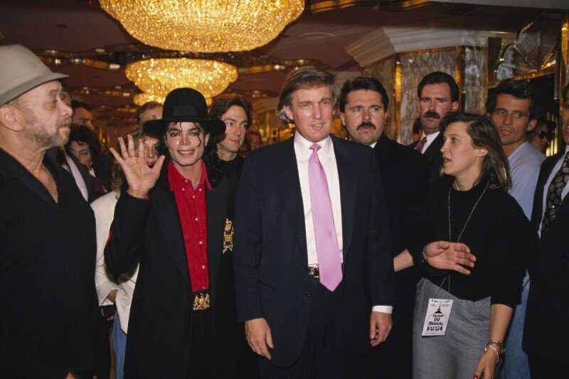 Дональд Трамп на открытии нового казино-отеля «Тадж-Махал» со своим новым приятелем Майклом Джексоном, 6 апреля 1990 г.