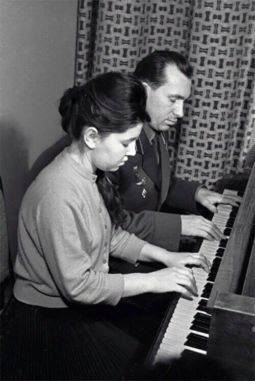 В четыре руки. Павел Беляев и его дочь Ирина. Октябрь 1965 года