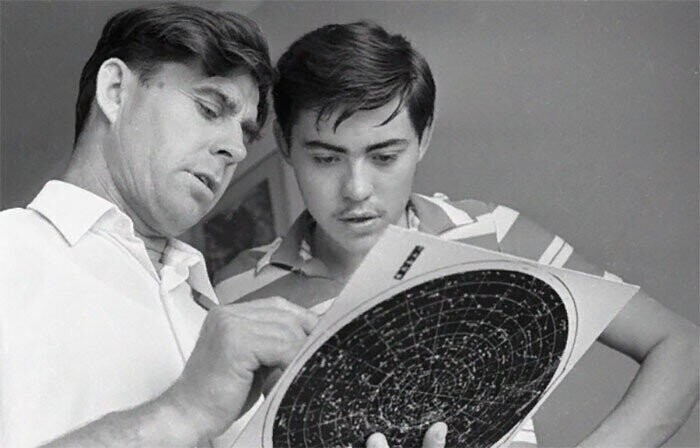 Космонавт Георгий Береговой с сыном Виктором рассматривают карту звездного неба. 6 июня 1968 года