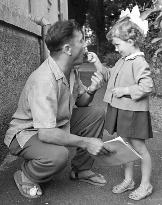 Павел Попович с дочерью Наташей. 1962 год.