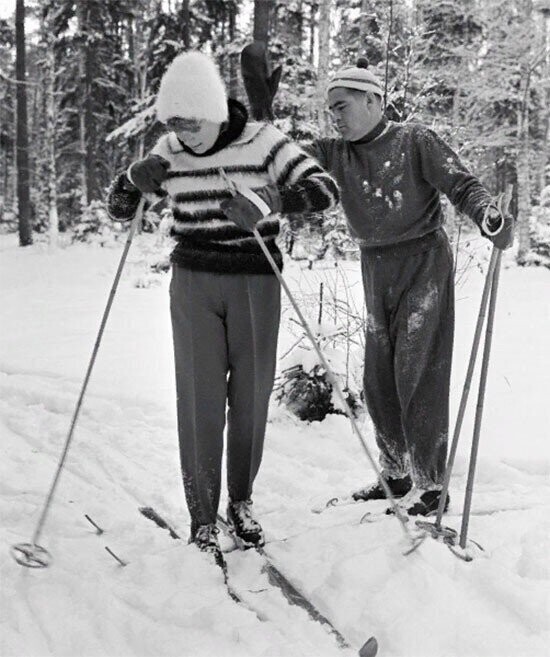 Советские летчики-космонавты, Герои Советского Союза Валентина Николаева-Терешкова и Андриян Николаев на лыжной прогулке. Декабрь 1963 года.