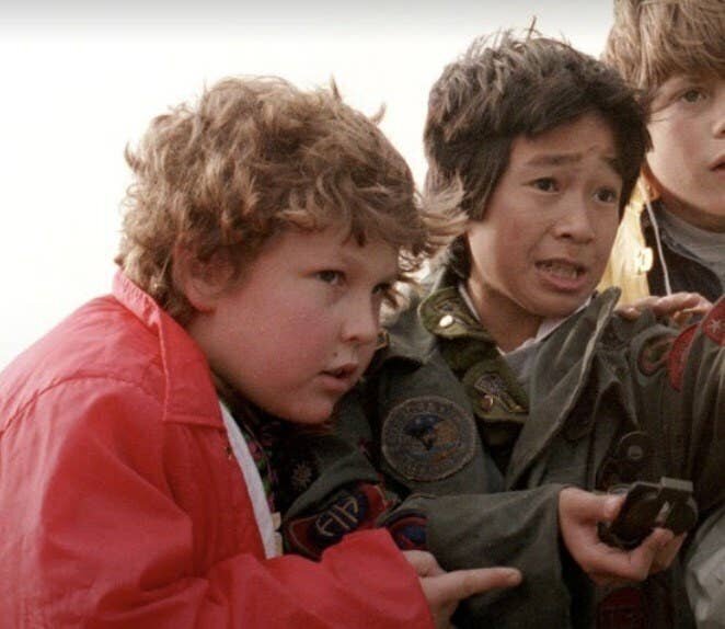 3. 10-летний Джефф Коэн (Лоуренс "Чанк" Коэн) и 12-летний Джонатан Ке Кван (Ричард "Дата" Ванг) в "Балбесах" 1985 года 
