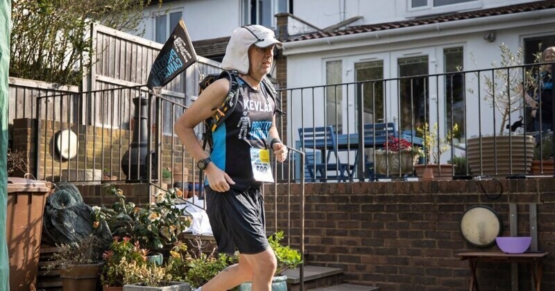 Кевин Уэббер пробежал ультрамарафон Marathon des Sables во дворе своего дома