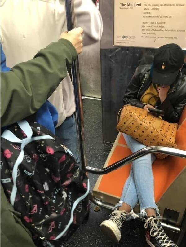 Не спускаясь в метро, вы избавляете себя от созерцания сограждан, которым мало одного сиденья