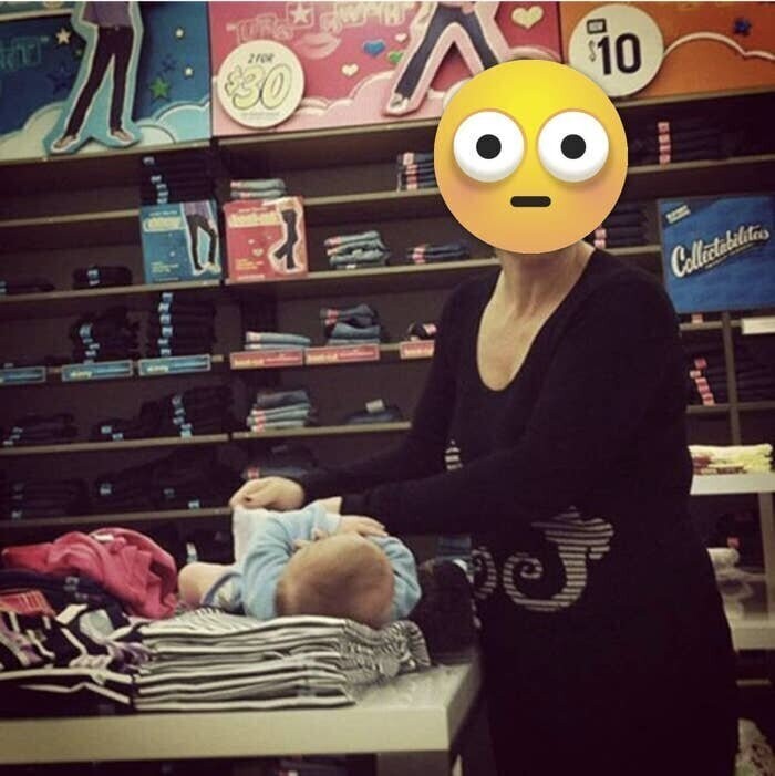Не бродя по магазинам, вы не увидите, как кто-то меняет ребенку подгузник на стопке новенькой одижды