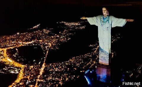 Статую Христа в Рио-де-Жанейро на Пасху "одели" (подсветили) в халат врача, в...