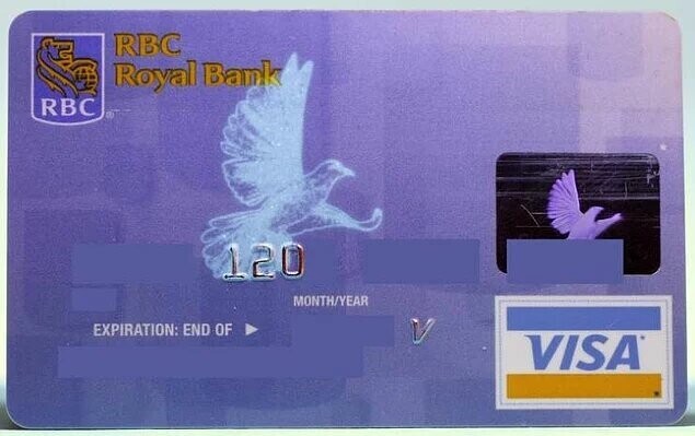 Ультрафиолетовый свет обнаружил голубя на банковской карте Visa