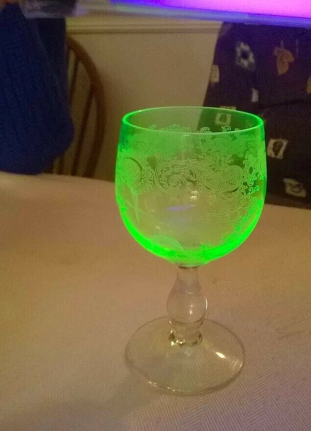 «Мои бабушка и дедушка владеют набором стеклянной посуды 1911 года, изготовленной из уранового стекла. Под воздействием ультрафиолета он светится зеленым цветом»