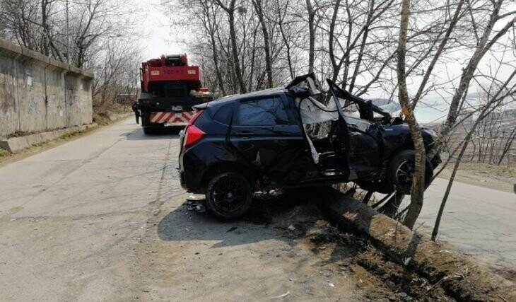 Женщине очень повезло: во Владивостоке автокран на спуске снёс легковой автомобиль