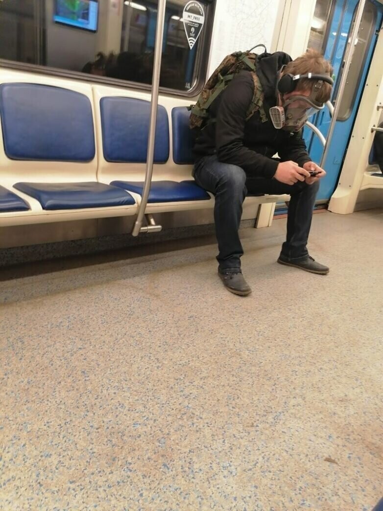 В метро во время коронавируса