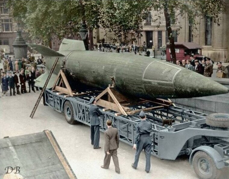 Трофейная немецкая ракета ФАУ-2 на Трафальгарской площади, Лондон, 1945