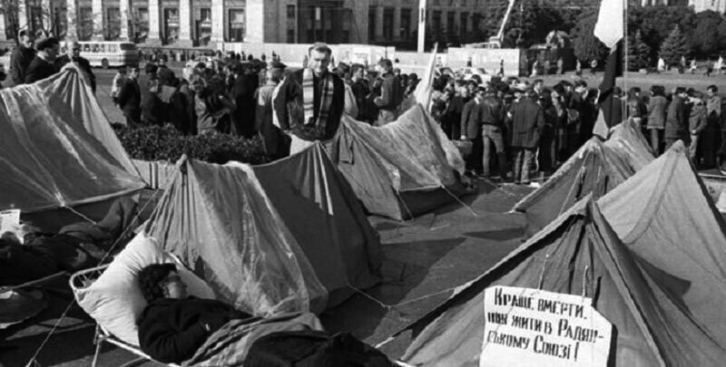 1990. Киевские студенты объявили голодовку с требованием независимости Украины.
