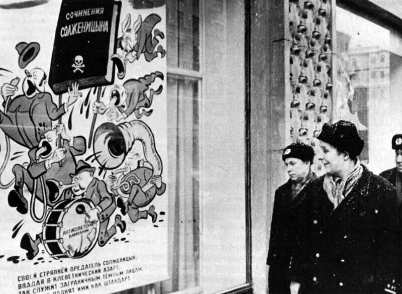 1974. Прохожие рассматривают в витрине карикатуры на Александра Солженицина после его изгнания из СССР, Москва.