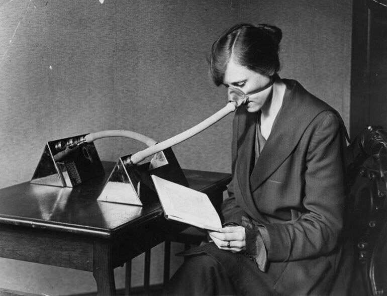 Женщина в противогриппозной маске. 1919 г.