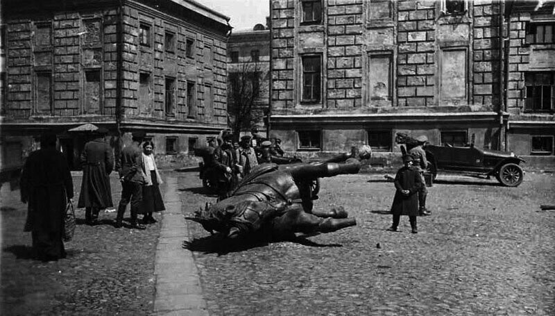 1918. Остатки памятника генералу Скобелеву