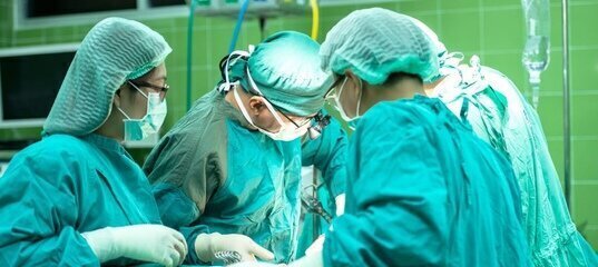Каждый третий врач NHS в Великобритании имеет положительный результат на коронавирус