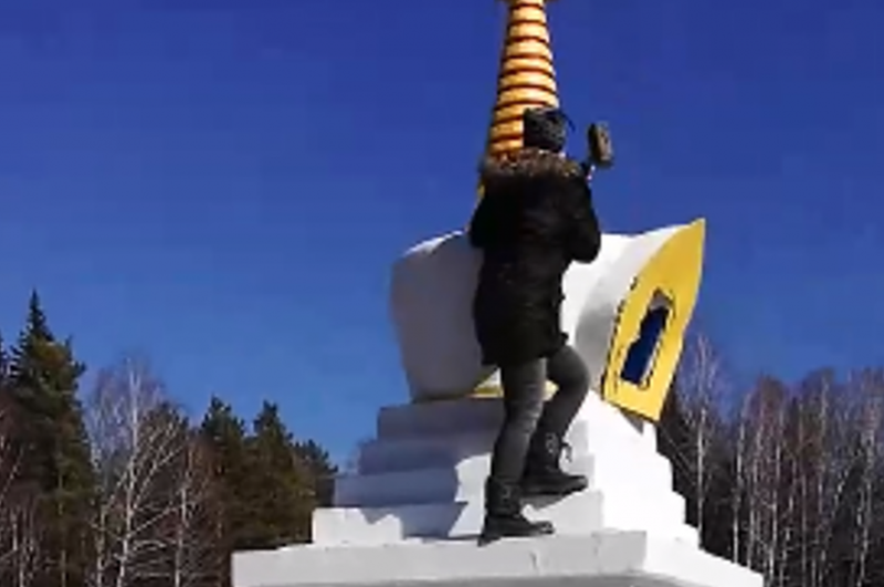 Неадекватная женщина попыталась разрушить буддийскую ступу под Красноярском