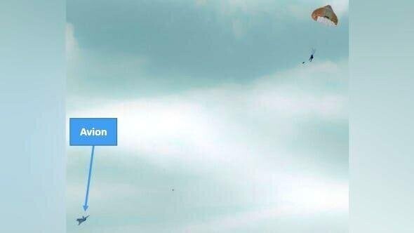 Коллеги подарили 64-летнему мужчине из Франции полёт на истребителе. Во время полёта он так нервничал, что непроизвольно схватился за первый попавшийся рычаг и случайно катапультировал себя с высоты 762 м.