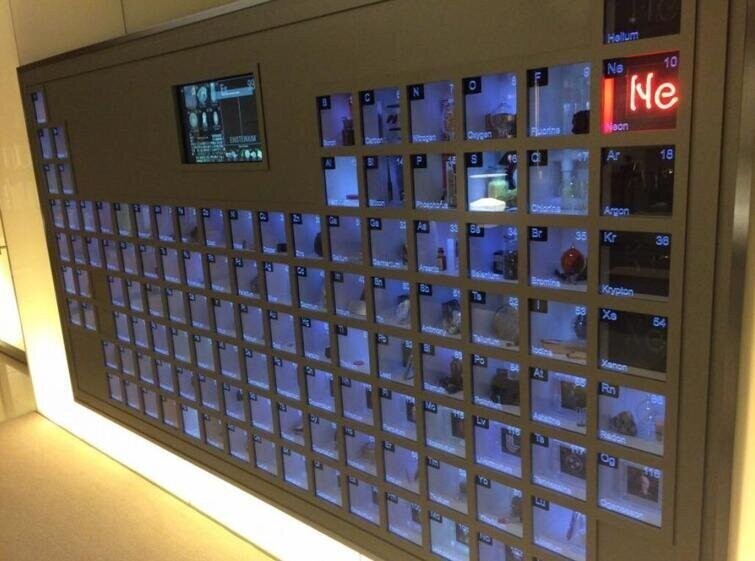 В офисе Билла Гейтса установлена периодическая таблица с небольшими образцами каждого её химического элемента