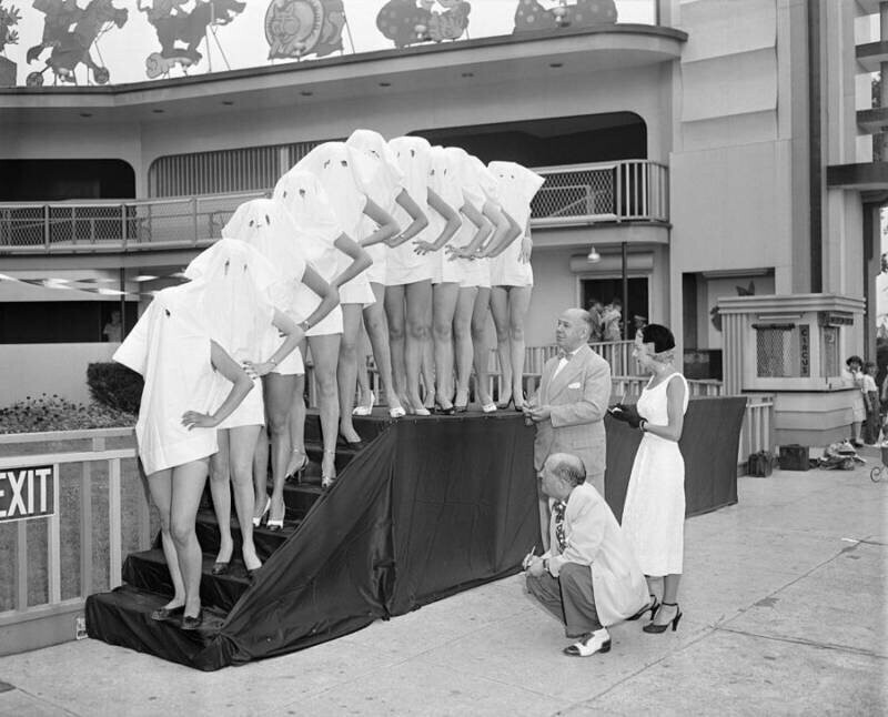 Участницы конкурса «Красивые ножки» надели на голову наволочки, чтобы судьи могли видеть только их ноги, парк развлечений Palisades, Нью-Джерси, 1951 год