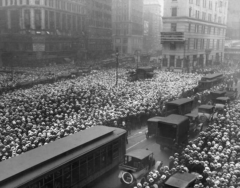 В июле 1921 года толпа состоящая из приблизительно 10 000 мужчин собралась возле здания Нью-Йорк Таймс на Таймс-Сквер в Нью-Йорке, чтобы получить обновленную информацию о матче по боксу между Джеком Демпси и Жоржем Карпентье