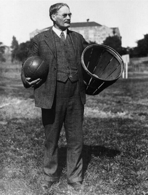 Джеймс Нейсмит, изобретатель баскетбола, держит ранний мяч и корзину, где-то до 1939 года