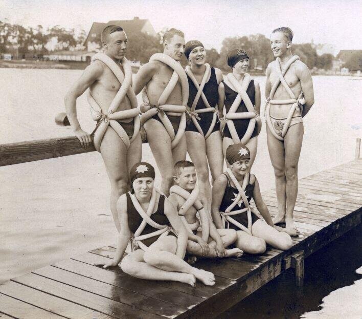 Немецкие юноши (дамы) носят велосипедные шины, перепрофилированные как вспомогательные средства для плавания, 1925 год