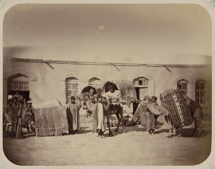 Группа евреев, путешествующих на верблюде, прибывает в город Казалинск (Казахстан) из Бухары, 1871 год