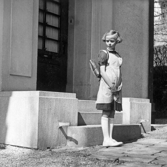 Девочка в свой первый день в школе, Швейцария, 1951 год